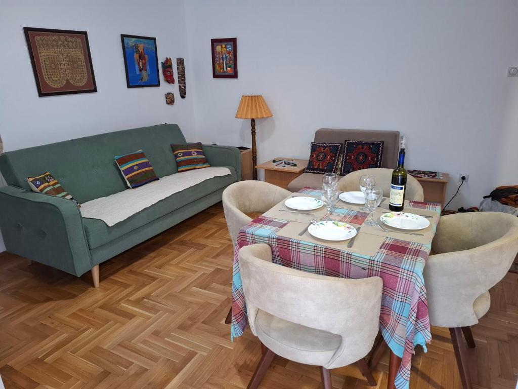 ein Wohnzimmer mit Tisch und Couch in der Unterkunft Apartment with private yard in Petrovac in Petrovac na Moru