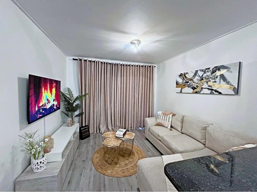 Μια τηλεόραση ή/και κέντρο ψυχαγωγίας στο Modern Elegance In Jackal Creek Golf Estate One - Bedroom Retreat