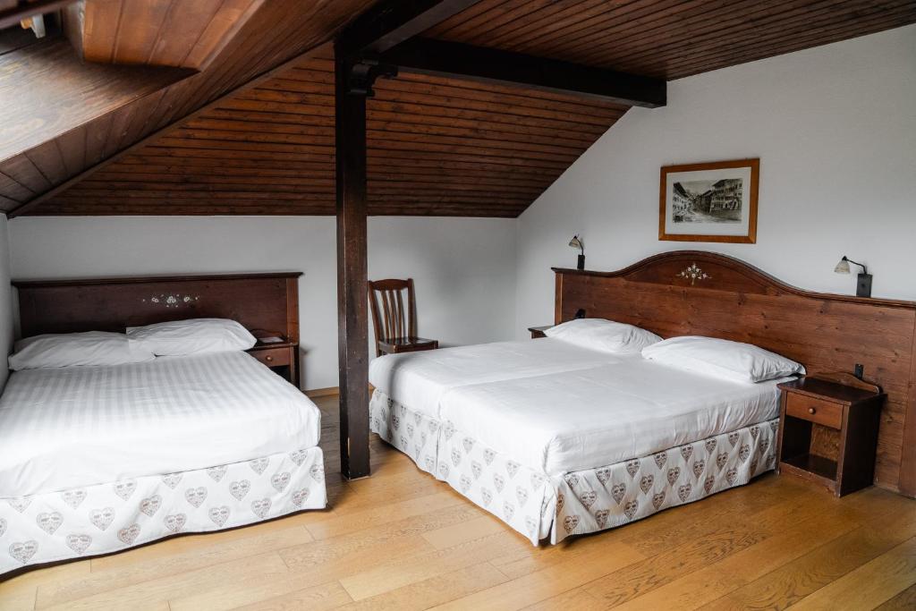 Postel nebo postele na pokoji v ubytování Hôtel de Gruyères