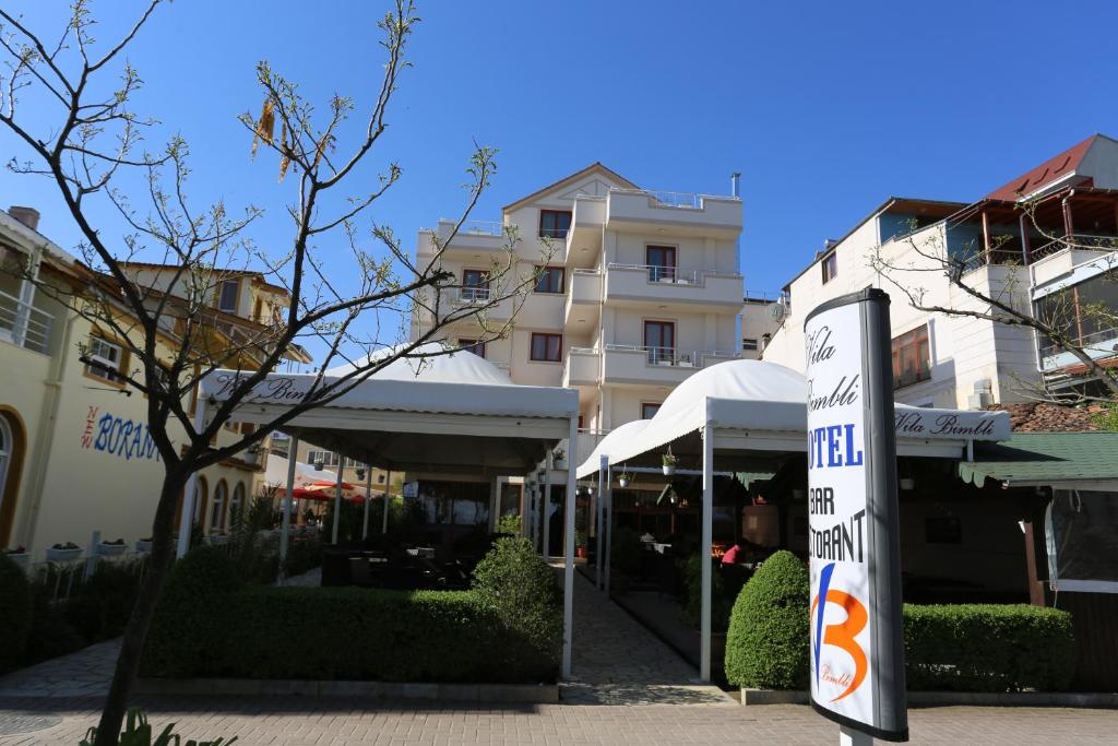 ein Schild für ein Hotel vor einem Gebäude in der Unterkunft Guesthouse Bimbli in Pogradec