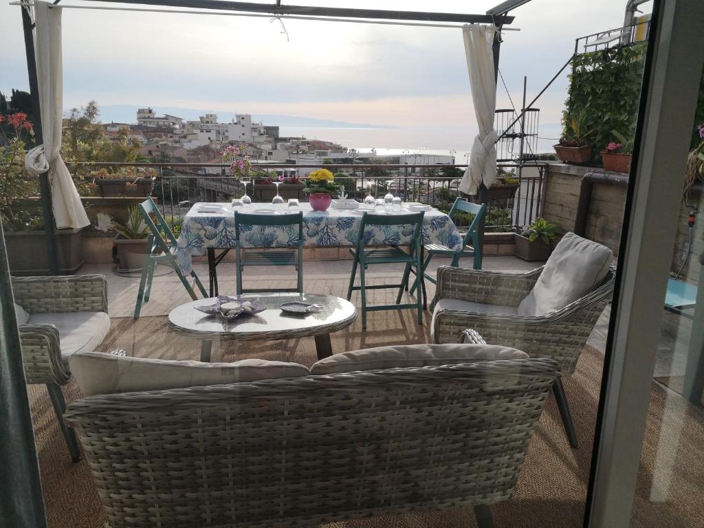 A balcony or terrace at La terrazza sul mare