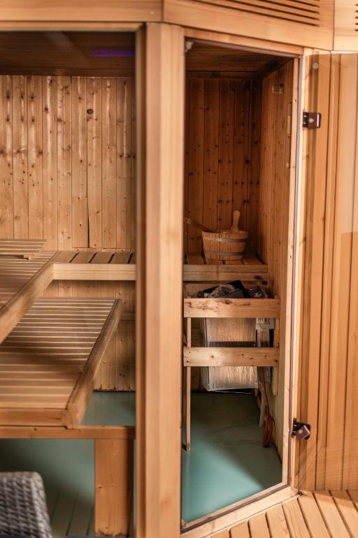 Palanda nebo palandy na pokoji v ubytování Hôtel de Gruyères