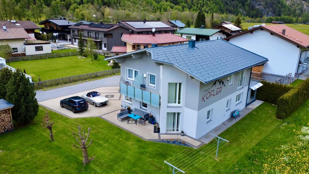 una vista aerea di una casa con cortile di Apart Kofler a Längenfeld