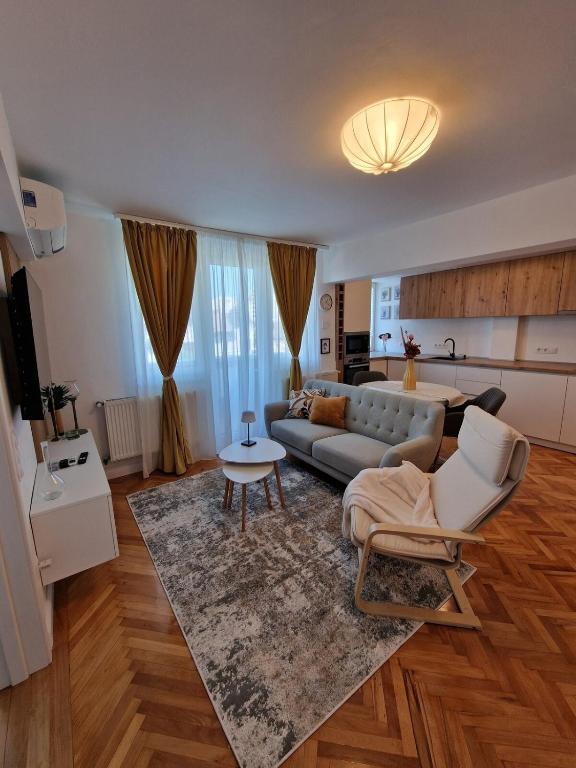 a living room with a couch and a table at Central 17 in Târgu-Mureş