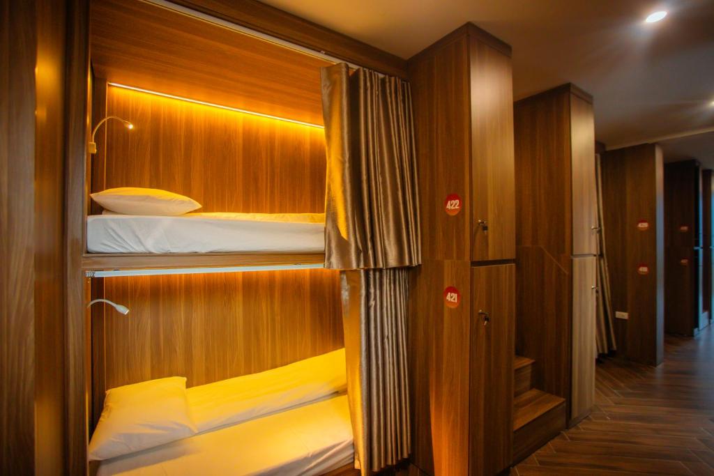 Una cama o camas en una habitación de Brocade Backpacker