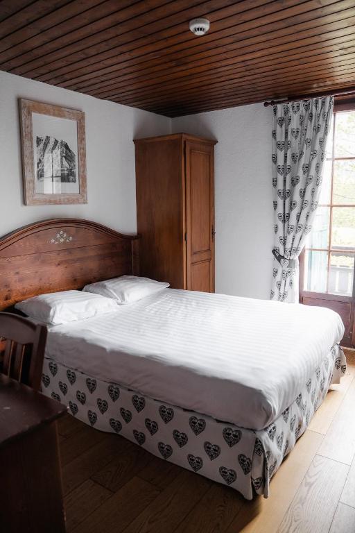 Postel nebo postele na pokoji v ubytování Hôtel de Gruyères