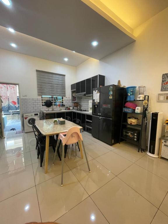 Η κουζίνα ή μικρή κουζίνα στο LNZ Pool Homestay Melaka
