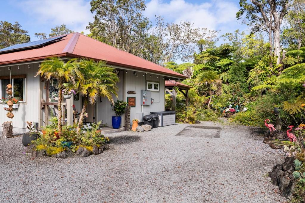une petite maison au toit rouge dans l'établissement The Alala at Stained Glass Cottages, à Volcano