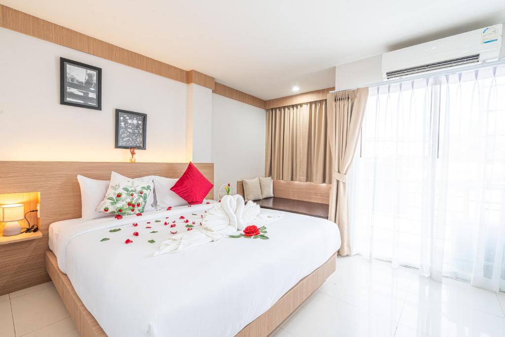 Postel nebo postele na pokoji v ubytování Seaside Patong House - Newly Open