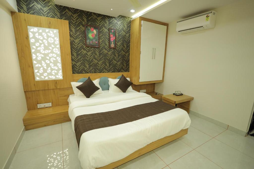 Postel nebo postele na pokoji v ubytování HOTEL RK FORTUNE