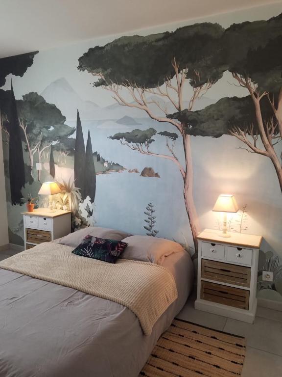 - une chambre ornée d'une fresque murale représentant des arbres dans l'établissement Maison spacieuse avec jardin clos au calme, à Bergerac