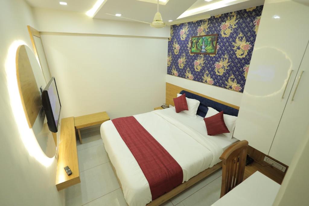 Postel nebo postele na pokoji v ubytování HOTEL RK FORTUNE