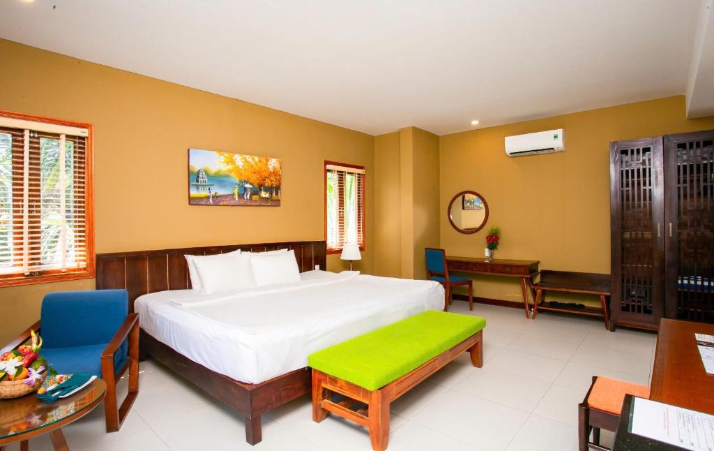 Phòng Luxury Có Giường Cỡ King Nhìn Ra Hồ Bơi