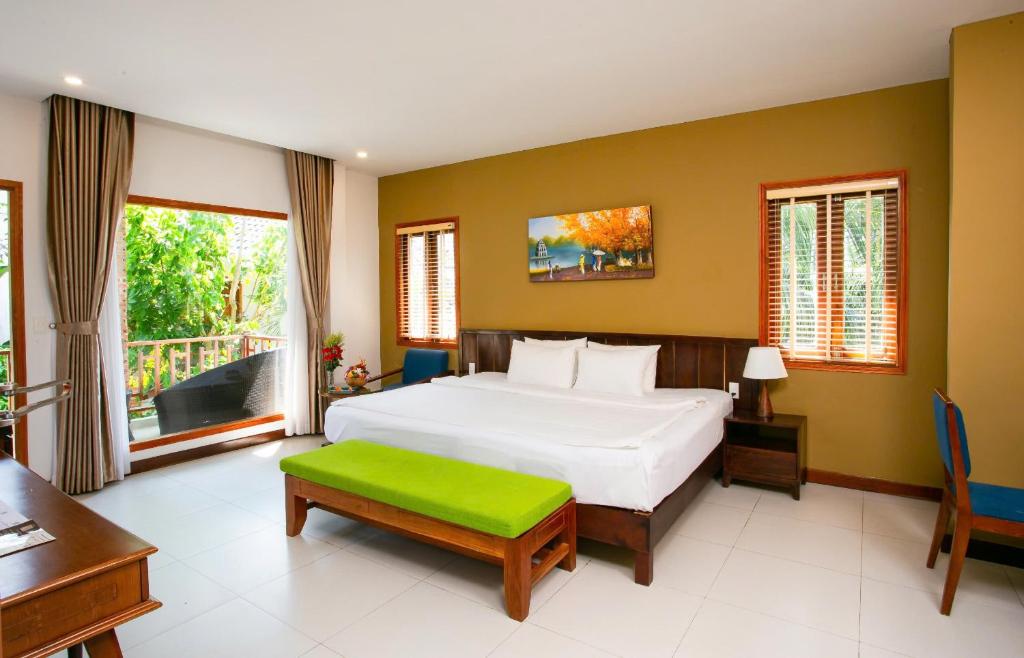Phòng Luxury Có Giường Cỡ King Nhìn Ra Hồ Bơi