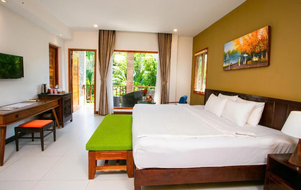 Phòng Luxury Có Giường Cỡ King Nhìn Ra Hồ Bơi