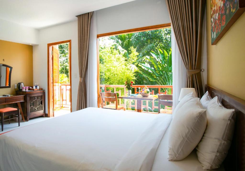 Phòng Deluxe Giường Đôi Nhìn Ra Hồ Bơi