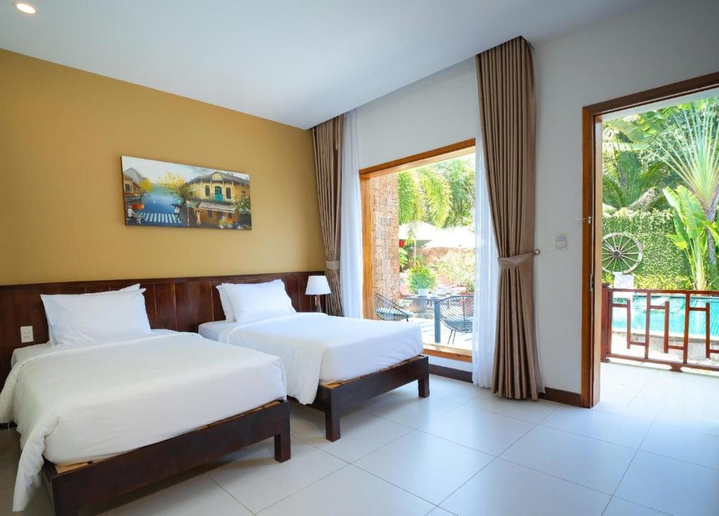 Suite Gia Đình 2 Phòng Ngủ Nhìn Ra Hồ Bơi