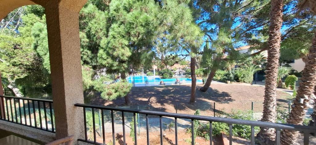 d'un balcon avec vue sur un parc arboré. dans l'établissement Duplex T3 climatisé, parking privé, WiFi, village vacances 6SIERRA223, à Canet