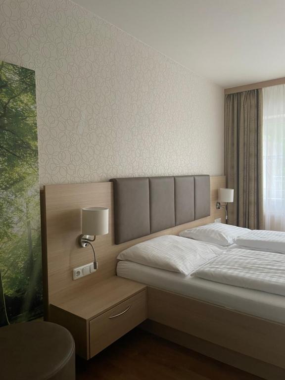 Postel nebo postele na pokoji v ubytování OptimaMed Gesundheitsresort Bad Wimsbach