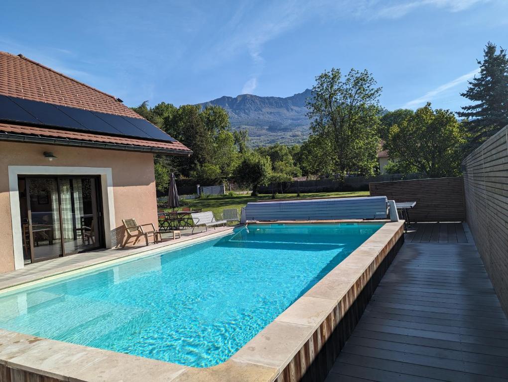 une piscine avec vue sur les montagnes dans l'établissement Le Pavillon du Grand Pré, à Chorges
