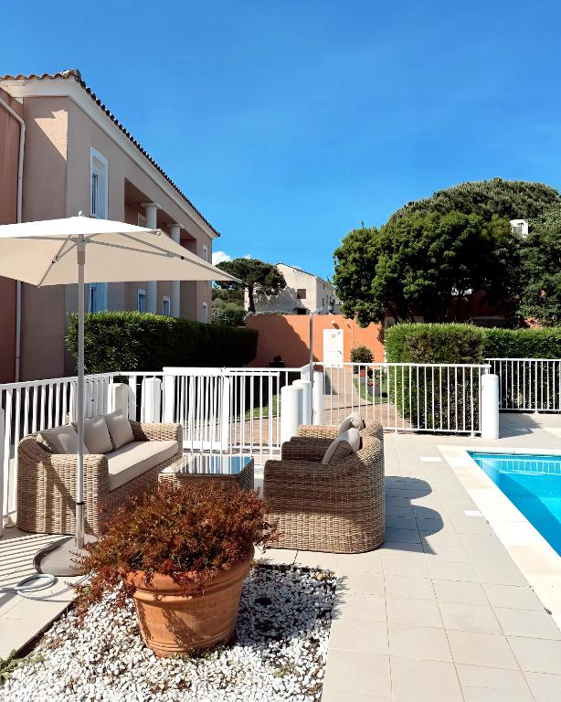Bazén v ubytování Hôtel Thalassa nebo v jeho okolí