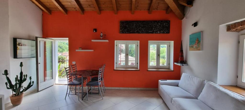 un salon avec un canapé et une table dans l'établissement Ranalista, à Castelveccana