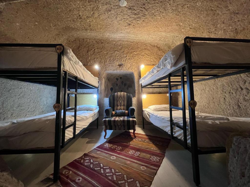 Postel nebo postele na pokoji v ubytování Center cave hostel