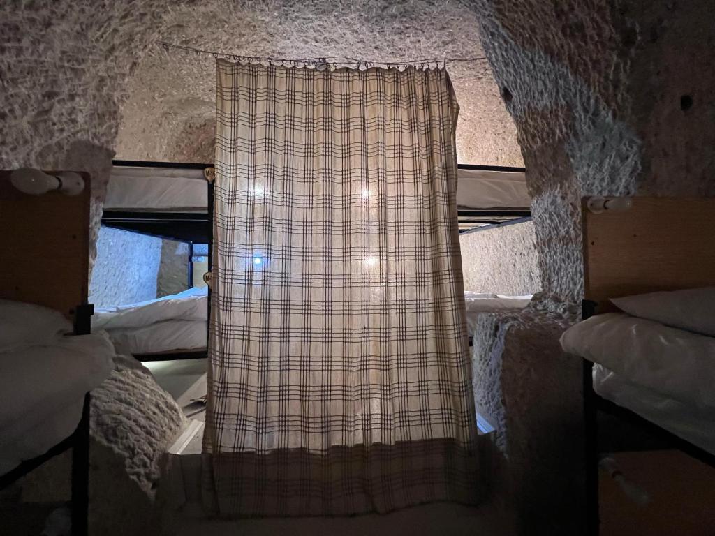Postel nebo postele na pokoji v ubytování Center cave hostel