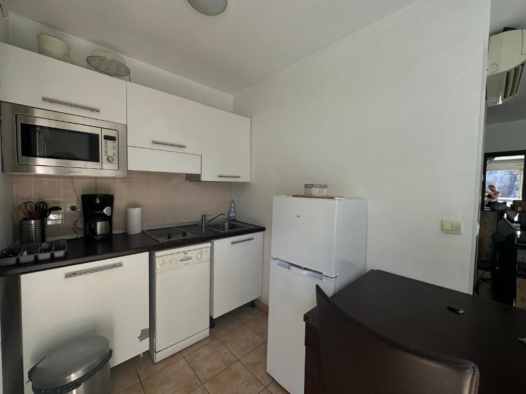 Køkken eller tekøkken på Cute studio Beausoleil 10 steps to Monaco