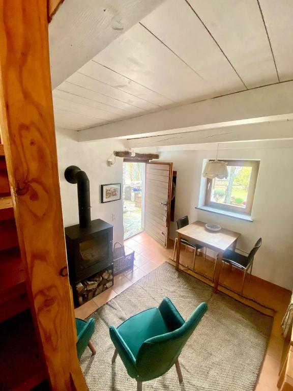TV a/nebo společenská místnost v ubytování Rustico dans charmant hameau vue lac Verzasca