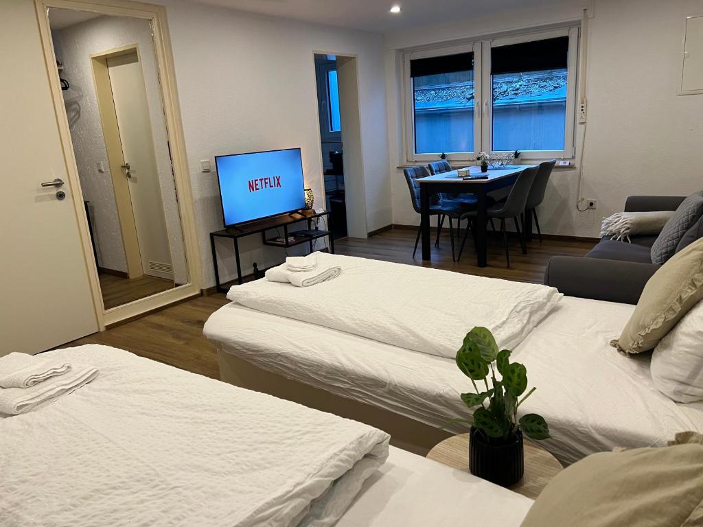 Ένα ή περισσότερα κρεβάτια σε δωμάτιο στο FÜR 3 - Boxspringbetten, Smart TV, Parkplatz, Stadion Nähe