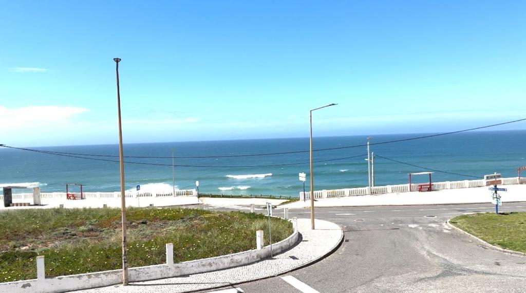 una strada vuota con l'oceano sullo sfondo di Moradia São João-Santa Cruz a A dos Cunhados
