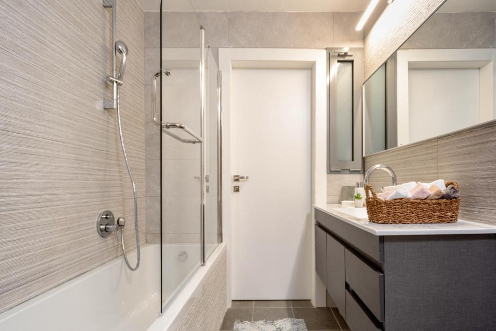 Koupelna v ubytování Savyoney Ramat Sharet By Isrentals- 3 Bedrooms