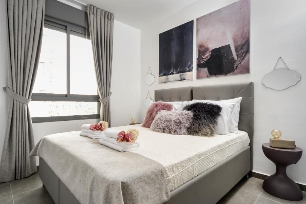 Postel nebo postele na pokoji v ubytování Savyoney Ramat Sharet By Isrentals- 3 Bedrooms