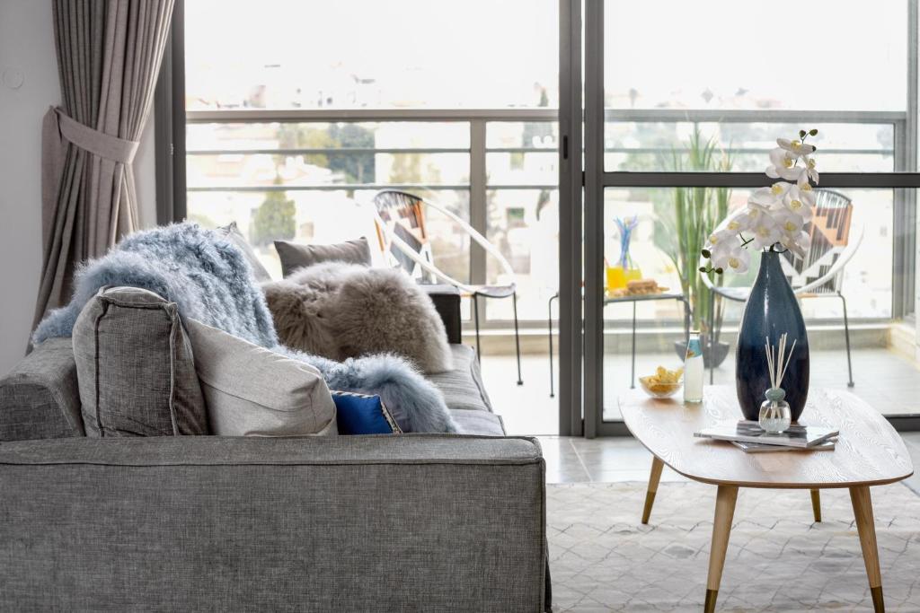Posezení v ubytování Savyoney Ramat Sharet By Isrentals- 3 Bedrooms