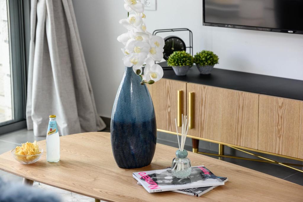 TV a/nebo společenská místnost v ubytování Savyoney Ramat Sharet By Isrentals- 3 Bedrooms