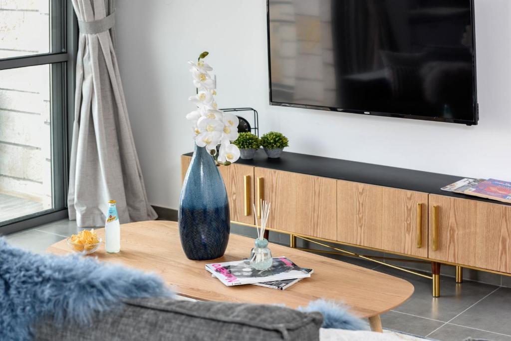 TV a/nebo společenská místnost v ubytování Savyoney Ramat Sharet By Isrentals- 3 Bedrooms