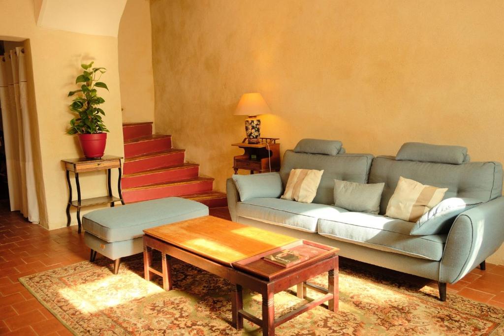 un salon avec un canapé et une table dans l'établissement La Comtoise, à Thèzan-lès-Béziers