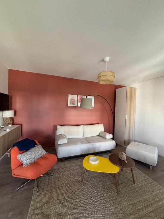 une chambre avec un lit, un canapé et une table dans l'établissement Gambetta 3 Confortable appartement Centre Bordeaux, à Bordeaux