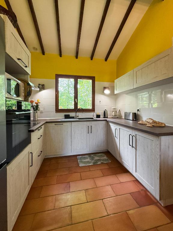 Kuchyň nebo kuchyňský kout v ubytování Petite maison dans grand parc