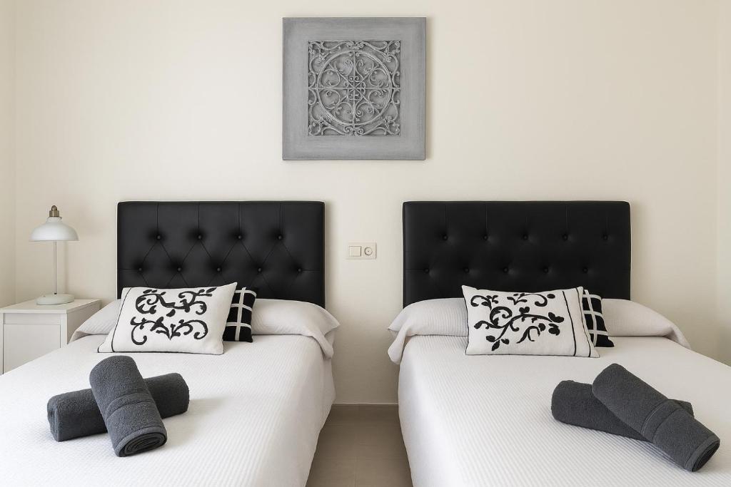 Postel nebo postele na pokoji v ubytování Penthouse Sea View - Valle Romano Golf