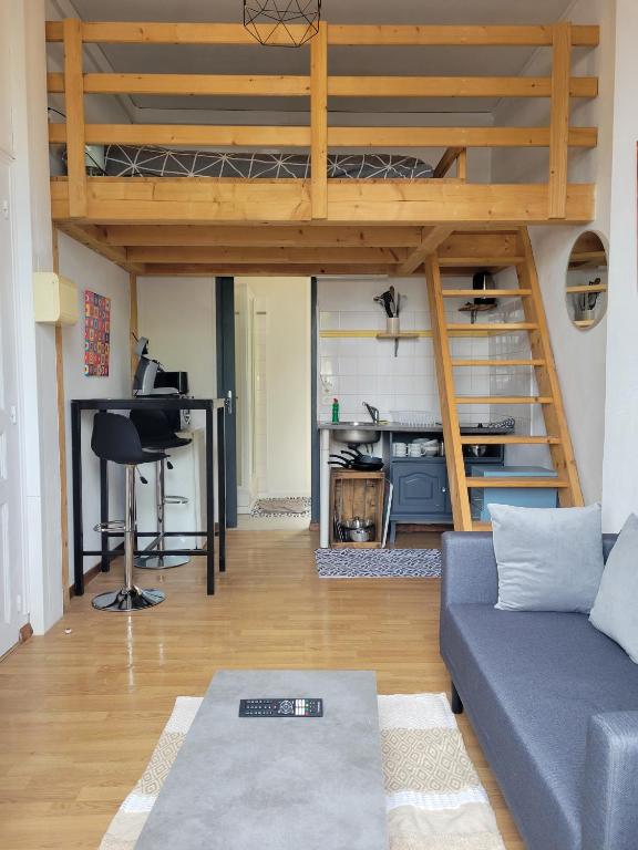 - un salon avec un canapé et une mezzanine dans l'établissement Studio quai de Loire hyper centre local à vélo, à Saumur