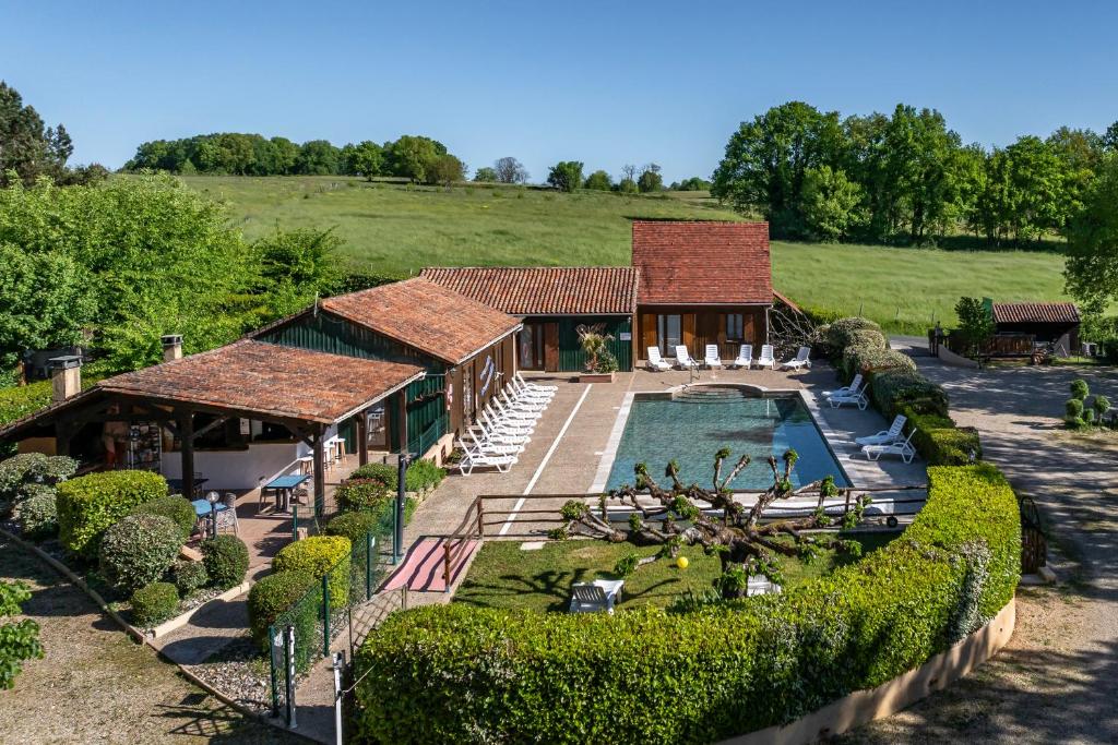 Hameau des laurières في Saint-Avit-Sénieur: منظر جوي لمنزل به حوض سباحة