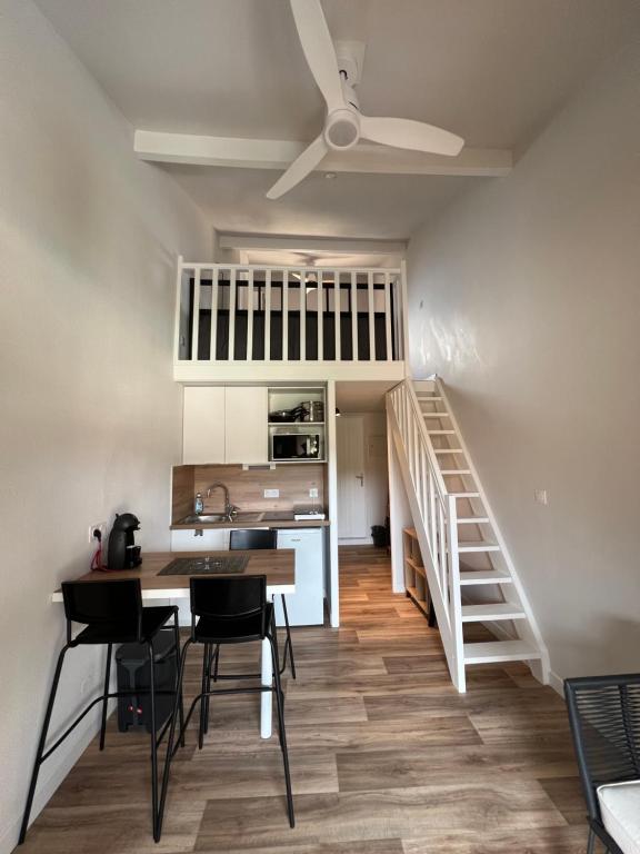 - une cuisine et une salle à manger avec un escalier dans une maison dans l'établissement La franqui , nouveau , Duplex pour 2 ou 3 ,piscine, mer ,soleil , station familiale, à La Franqui-Plage