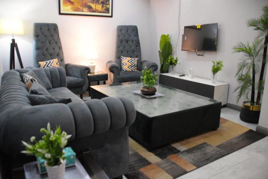 un salon avec un canapé et une table basse dans l'établissement Luxury 2-BHK Apartment, à Islamabad