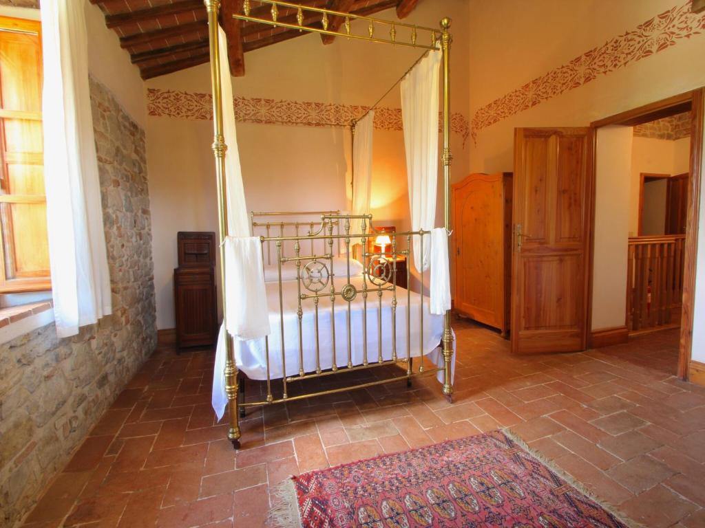 Posteľ alebo postele v izbe v ubytovaní Exquisite Villa in San Venanzo with Private Pool