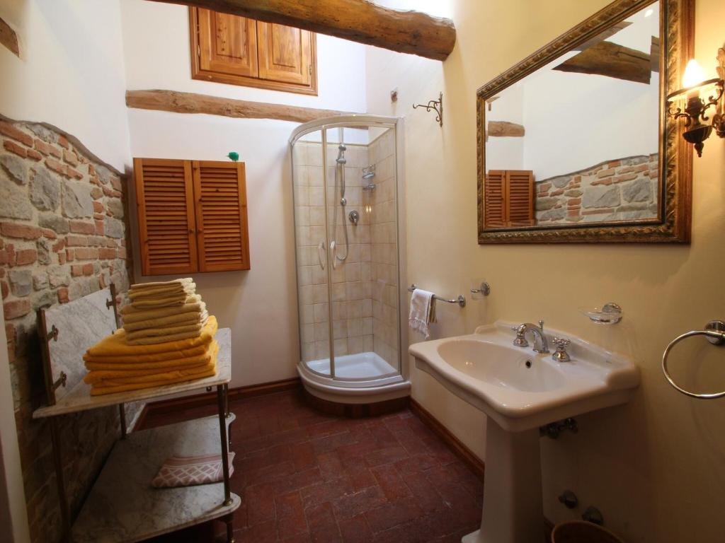 Kúpeľňa v ubytovaní Exquisite Villa in San Venanzo with Private Pool