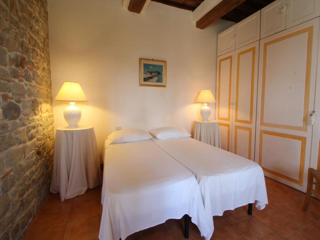 Posteľ alebo postele v izbe v ubytovaní Exquisite Villa in San Venanzo with Private Pool