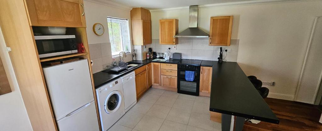 Kuchyň nebo kuchyňský kout v ubytování Eastham Cottage Betaghstown