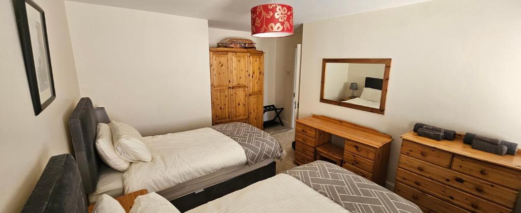 Postel nebo postele na pokoji v ubytování Eastham Cottage Betaghstown